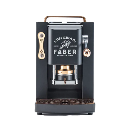 Faber Pro Deluxe Mat Black con finiture ottonate, vista frontale
