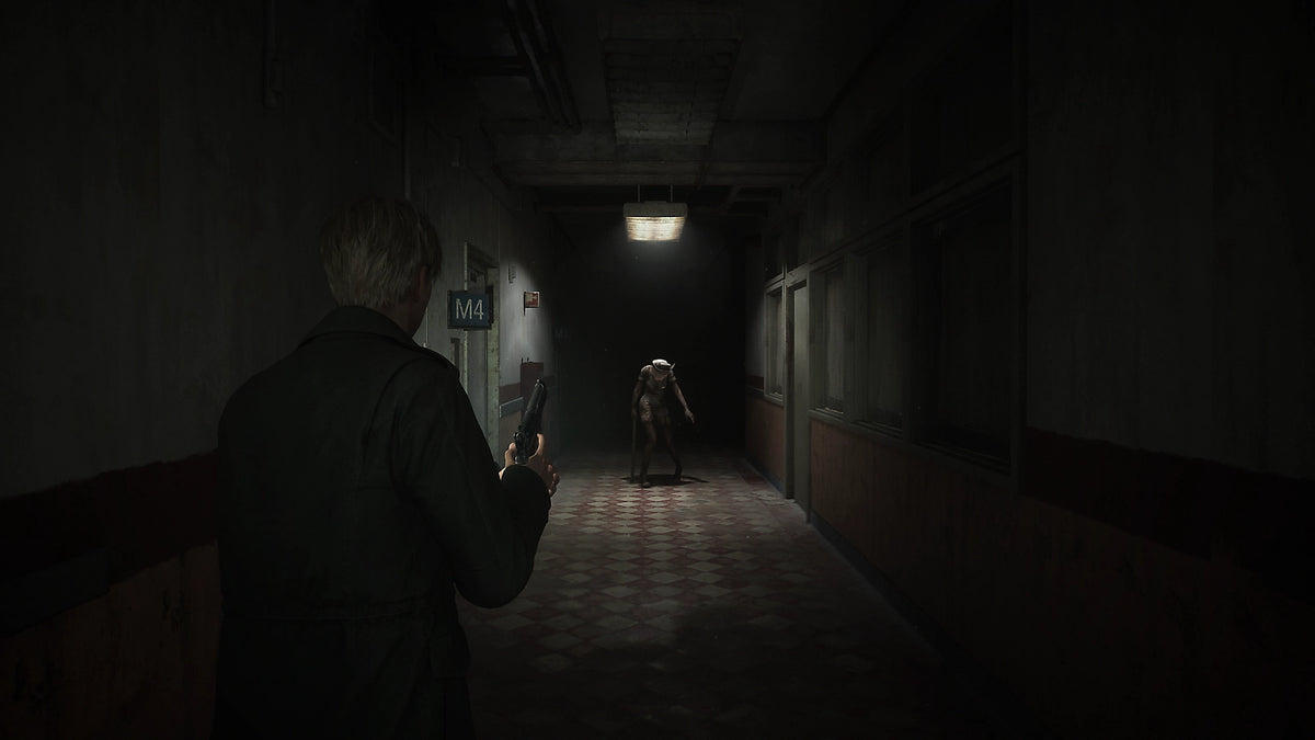 Konami Silent Hill 2 Standard PS5, confezione spagnola – James con torcia nel corridoio